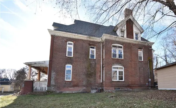 1308 N 11th ST, St Joseph, MO 64501