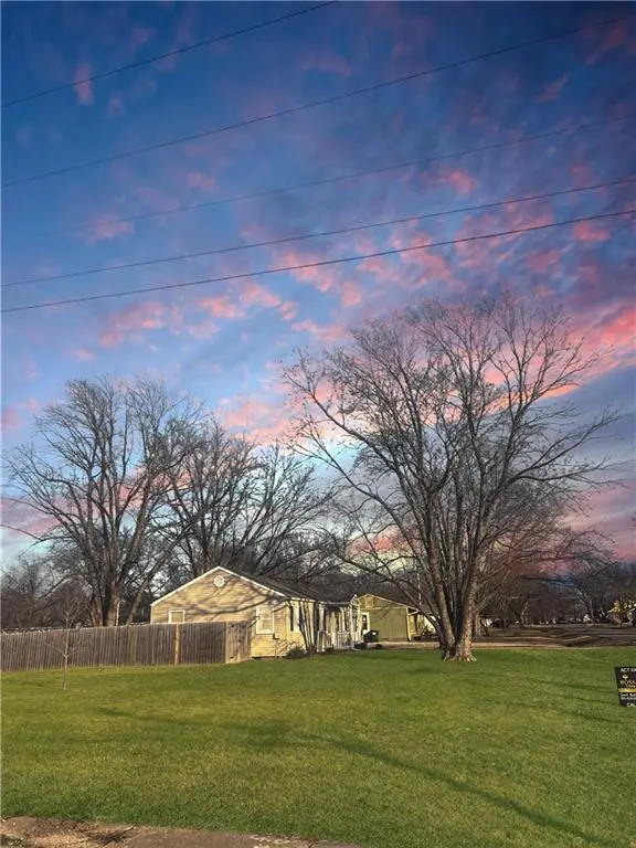 S Warren ST, Gardner, KS 66030