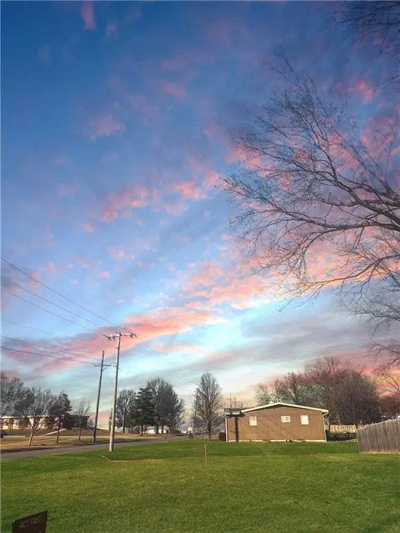 S Warren ST, Gardner, KS 66030