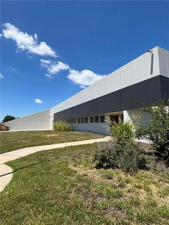 9000 Old Santa Fe RD, Kansas City, MO 64138