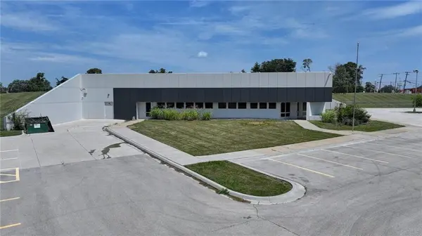 9000 Old Santa Fe RD, Kansas City, MO 64138
