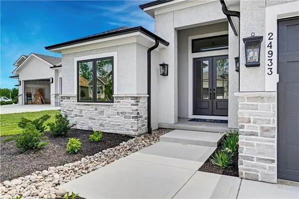 24933 W 98th PL, Lenexa, KS 66227