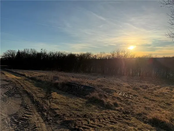 Nighthawk RD, Hiawatha, KS 66434