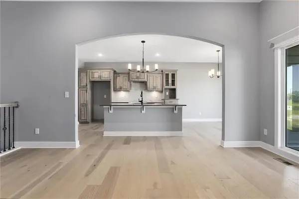 11464 N Auburndale CIR, Kansas City, MO 64157
