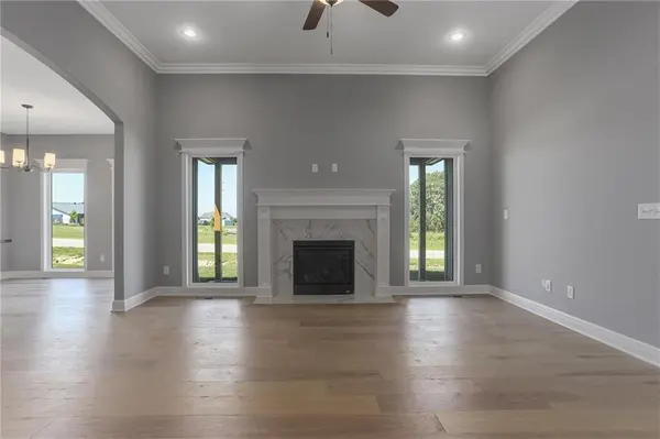 11464 N Auburndale CIR, Kansas City, MO 64157