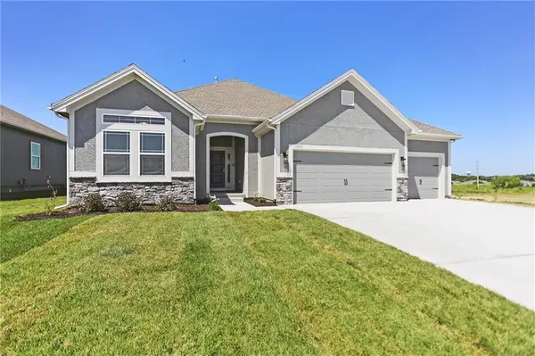 11448 N Auburndale CIR, Kansas City, MO 64157