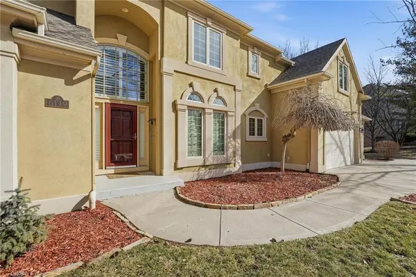6119 S National DR, Parkville, MO 64152