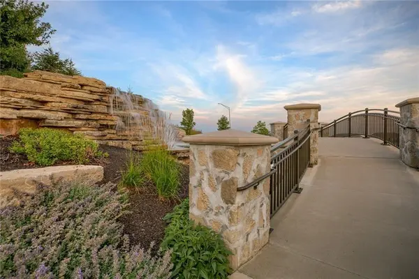 17524 W 164th TER, Olathe, KS 66062