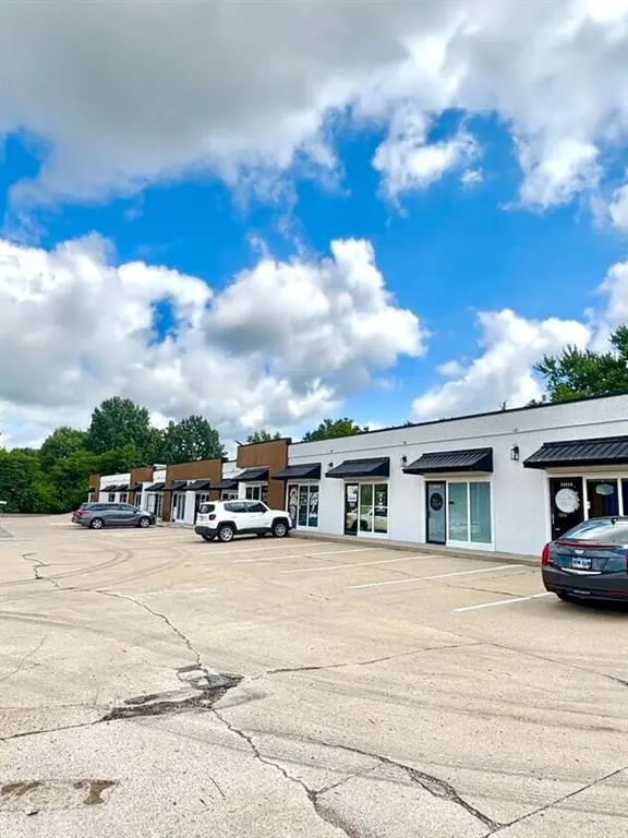 11109-11129 N Oak Trafficway, Kansas City, MO 64115