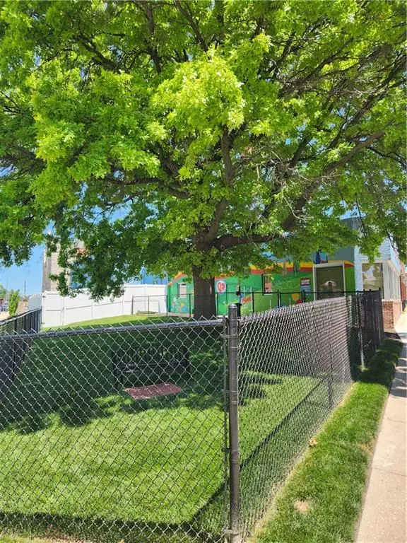 18-20 Westport RD, Kansas City, MO 64111