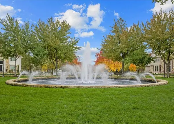 11417 Cambridge RD, Leawood, KS 66211