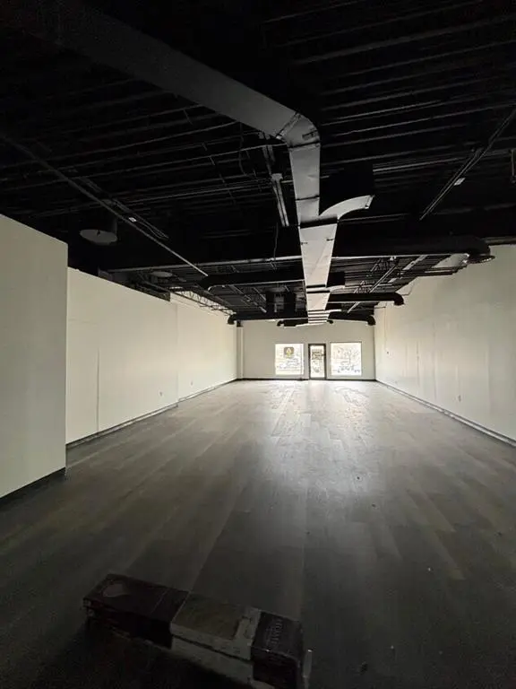 10002 N Ambassador DR, Kansas City, MO 64153