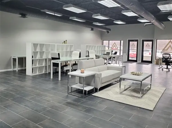 10002 N Ambassador DR, Kansas City, MO 64153