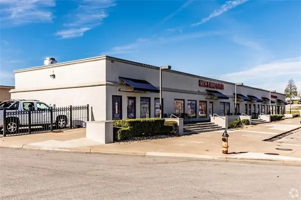 10002 N Ambassador DR, Kansas City, MO 64153