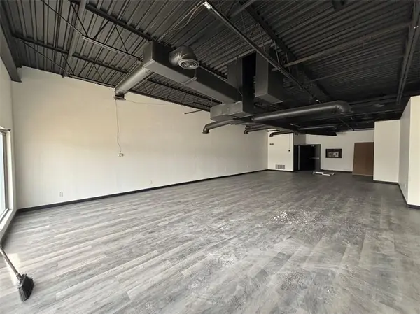10002 N Ambassador DR, Kansas City, MO 64153