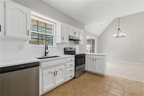 8240 NW Birch LN, Kansas City, MO 64151