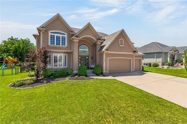 2413 SW Kenwill DR, Lee's Summit, MO 64082