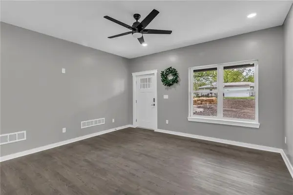511 W McGaughy ST, Hamilton, MO 64644