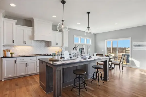 8162 Valley RD, Lenexa, KS 66220