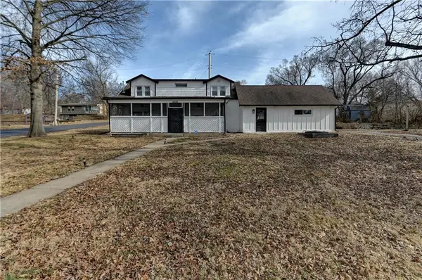 4859 NW Waukomis DR, Northmoor, MO 64151