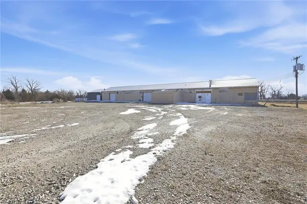1108 E 4th TER, Garnett, KS 66032