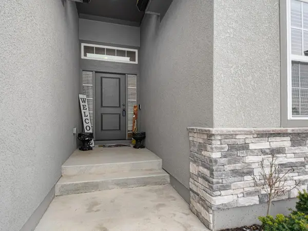 807 NE Algonquin ST #B, Lee's Summit, MO 64064