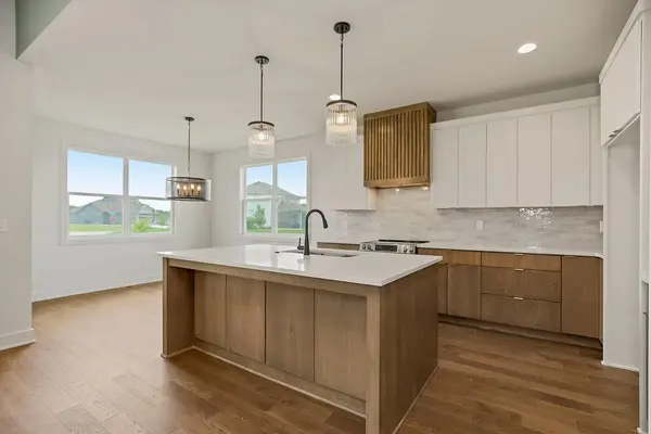 2037 SW Red Barn LN, Lee's Summit, MO 64082