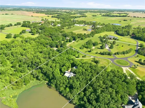 16371 Lake Point DR, Bonner Springs, KS 66012