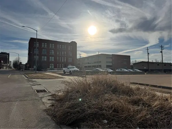 204 SW 5th ST, Topeka, KS 66603