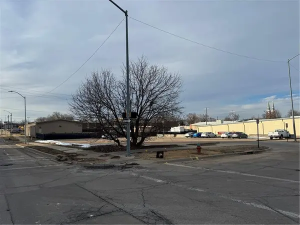 204 SW 5th ST, Topeka, KS 66603