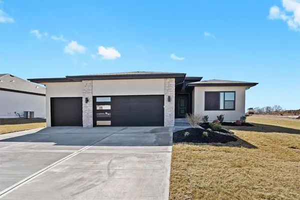 1227 Larkspur PL, Raymore, MO 64083