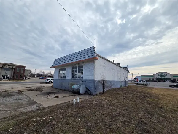 18 S Orange ST, Butler, MO 64730