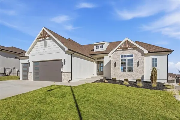 1520 NE Stewart PL, Lee's Summit, MO 64064