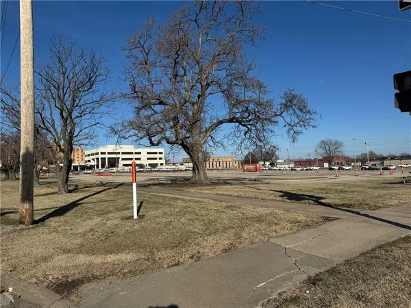 400 SE 8th AVE, Topeka, KS 66607