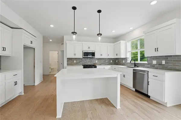 375 SW Amara DR, Blue Springs, MO 64064