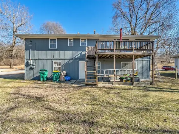 702 Lakewood RD, Bonner Springs, KS 66012