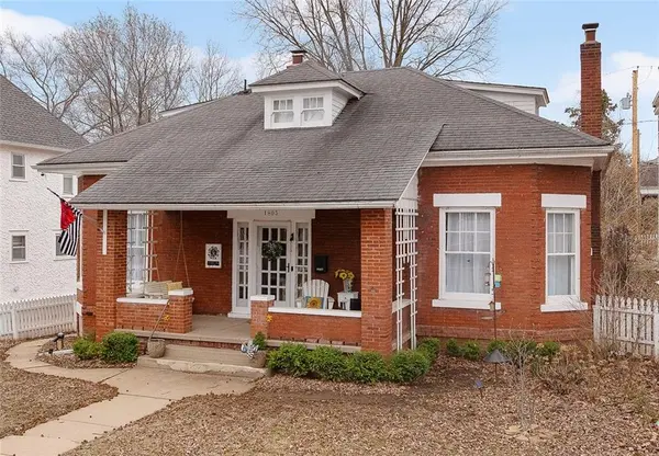 1805 South ST, Lexington, MO 64067