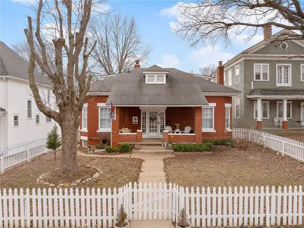 1805 South ST, Lexington, MO 64067