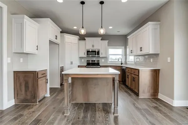 28321 W 160th CT, Gardner, KS 66030