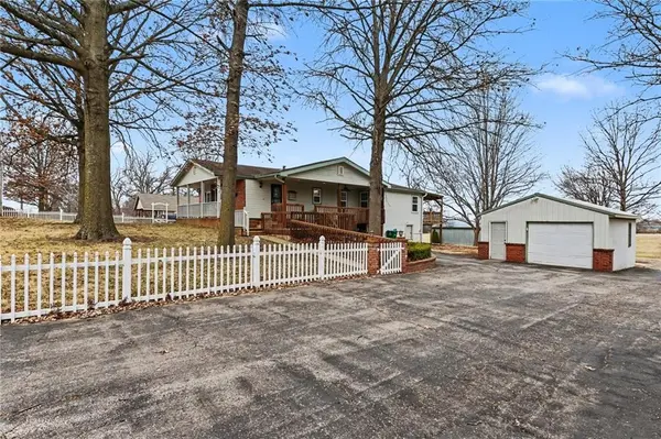 1492 SW Hook RD, Lee's Summit, MO 64082