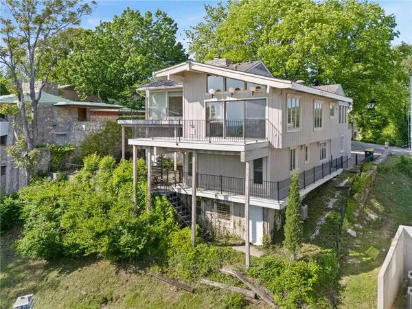 3630 N Briarcliff RD, Kansas City, MO 64116