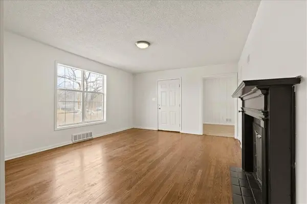 7505 E 130th ST, Grandview, MO 64030
