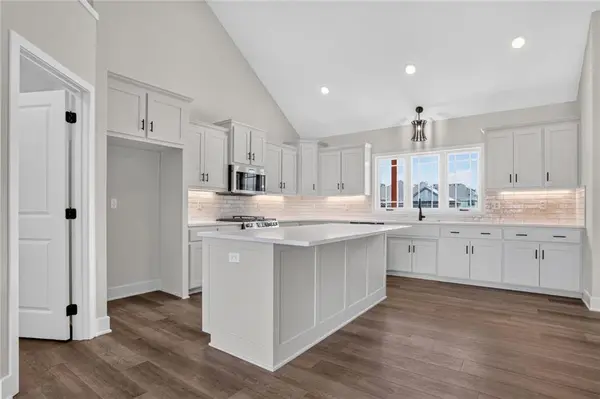 7045 NW Yulich CT, Parkville, MO 64152