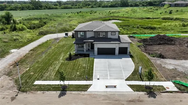 1005 SW Bluebird LN, Oak Grove, MO 64075