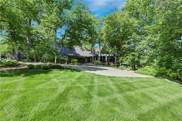16900 Highland Ridge DR, Loch Lloyd, MO 64012