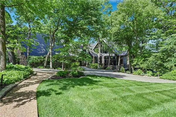 16900 Highland Ridge DR, Loch Lloyd, MO 64012