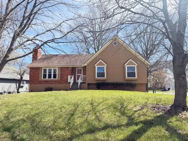 613 SE Brentwood DR, Lee's Summit, MO 64063
