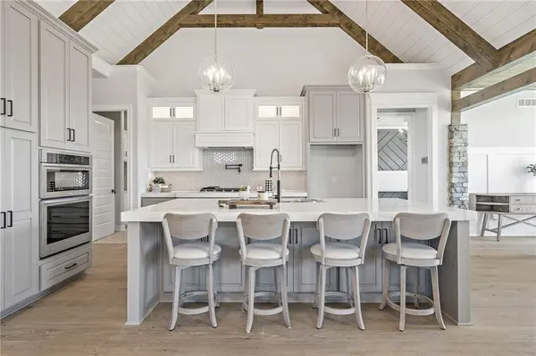 2070 NW Obrien RD, Lee's Summit, MO 64081