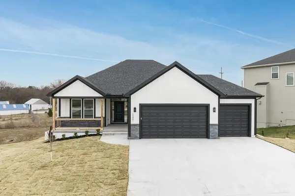 2807 Stone Creek AVE, Tonganoxie, KS 66086