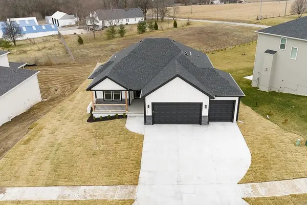2807 Stone Creek AVE, Tonganoxie, KS 66086
